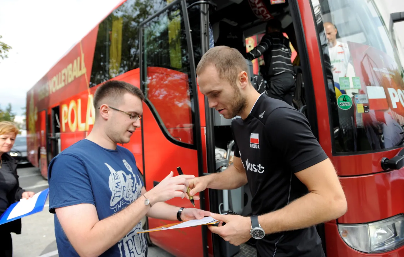 6841328-pawel-zatorski-rozdaje-autografy.jpg