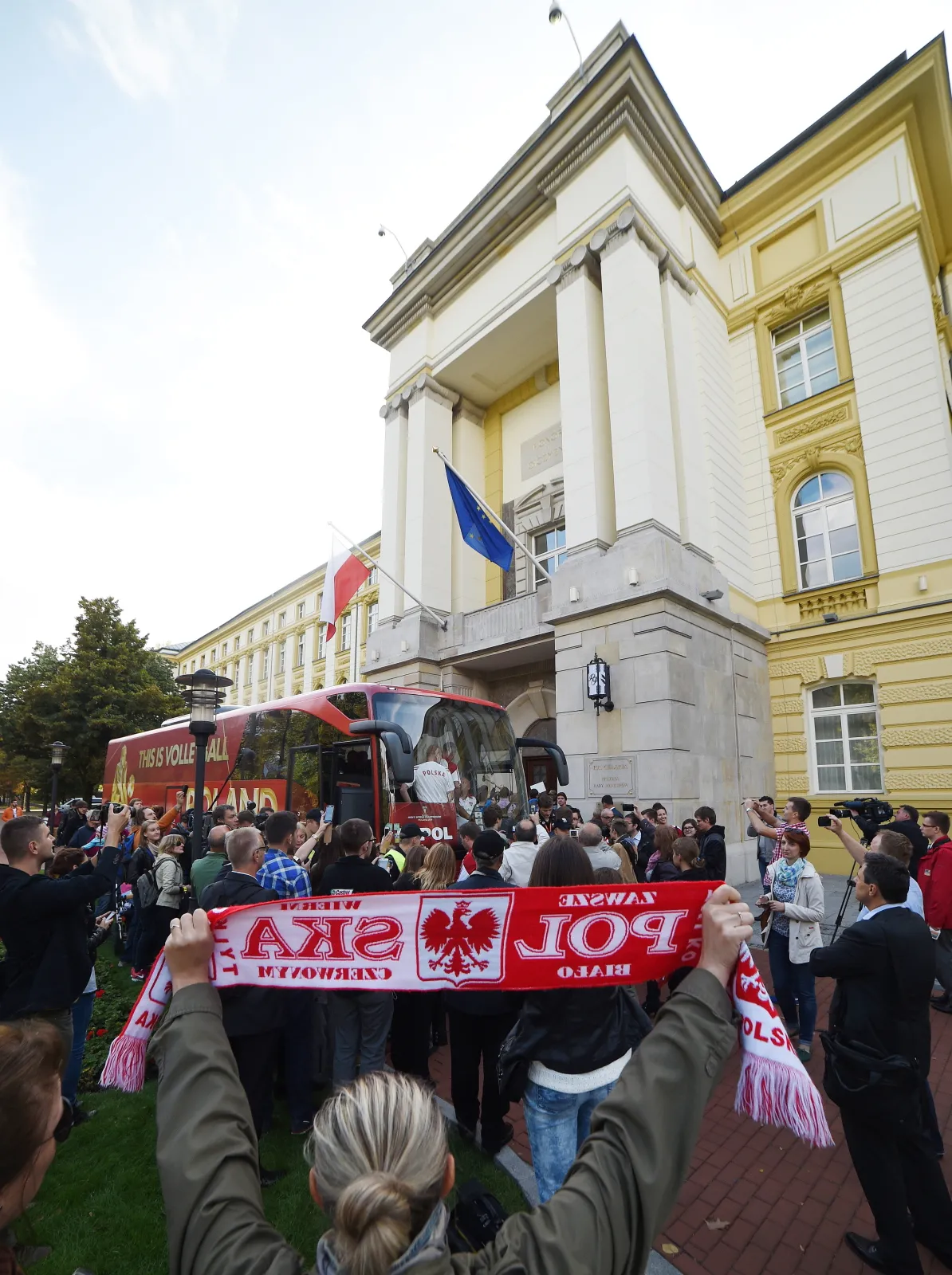 6842127-kibice-czekaja-na-siatkarzy-przed.jpg