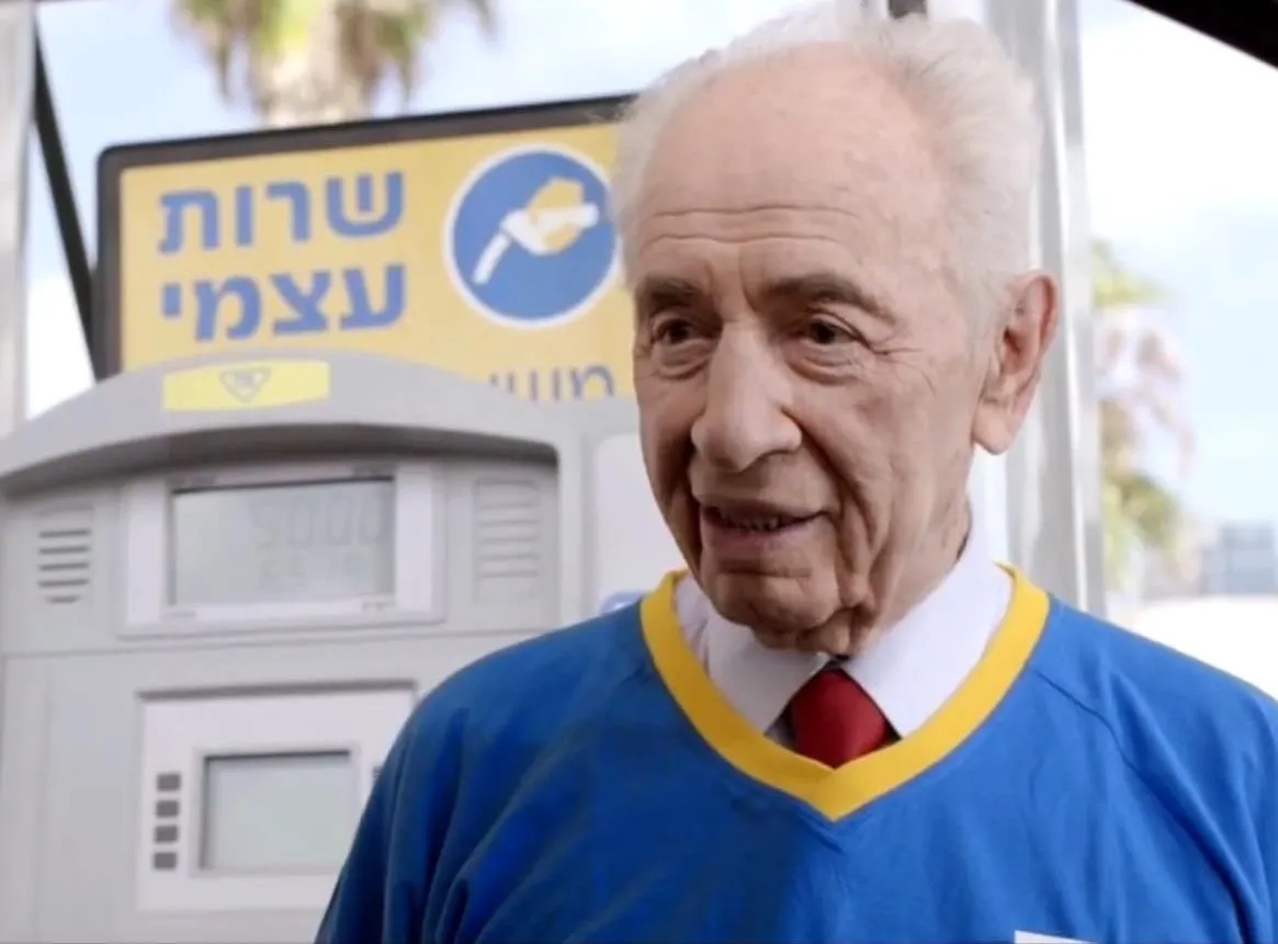 Szymon Peres na stacji benzynowej