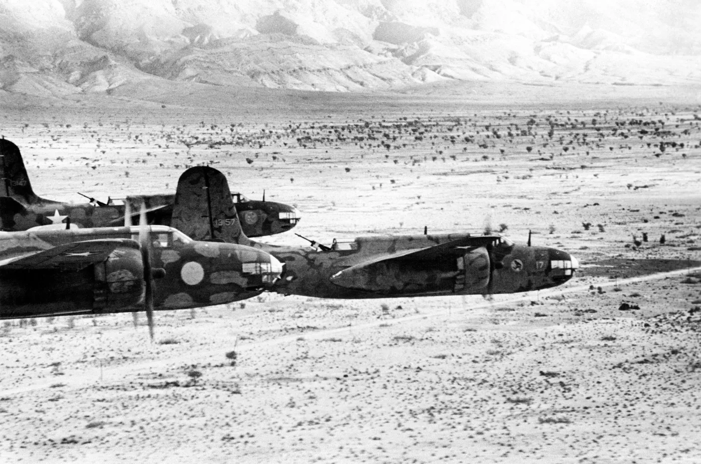 6901503-bombowce-douglas-a-20-nad-tunezja.jpg