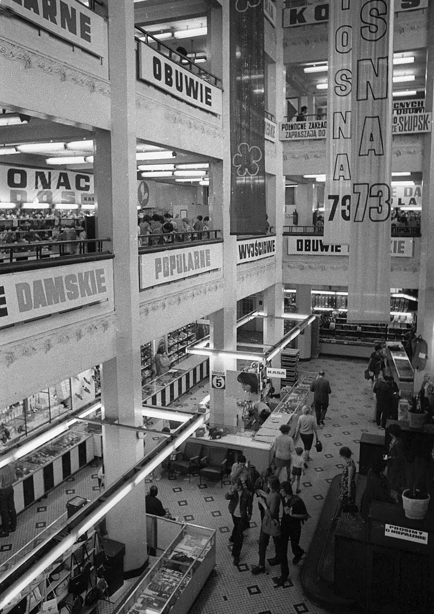 Sklep z elektronicznym trzepakiem, orkiestrą i przewodnikiem. Przedwojenna legenda braci Jabłkowskich. ARCHIWALNE ZDJECIA