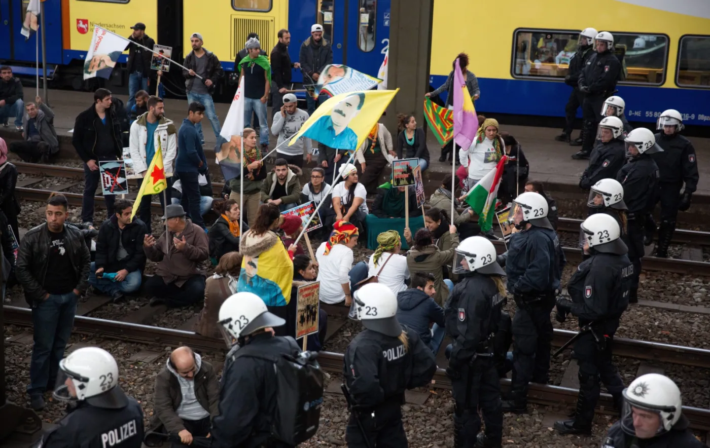 Walki Kurdów z dżihadystami w Hamburgu. W ruch poszły pręty i maczety