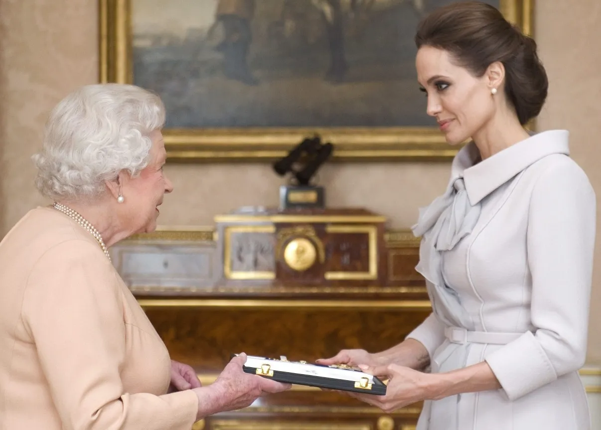 Angelina Jolie i królowa Elżbieta