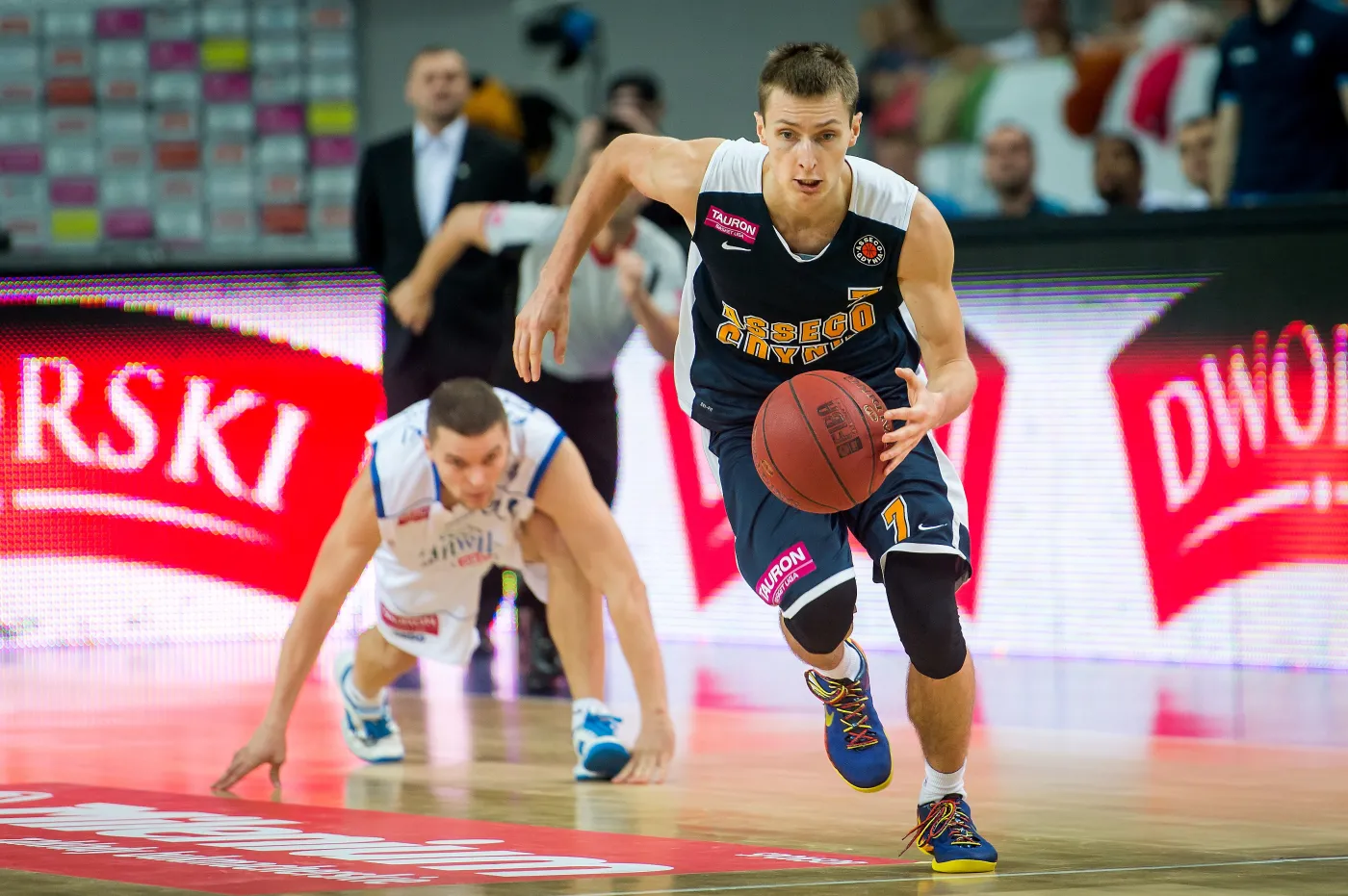 Koszykarz Asseco Gdynia Sebastian Kowalczyk (P) mija Macieja Raczyńskiego (L) z Anwilu Włocławek podczas meczu Ekstraklasy