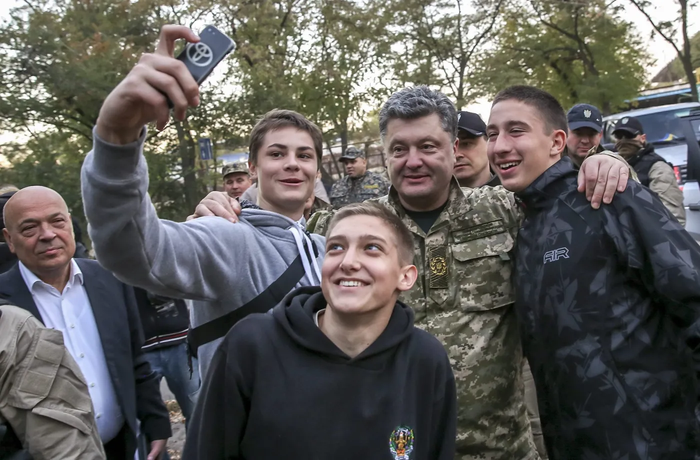 Petro Poroszenko wśród żołnierzy niedaleko miasta Kurachowe na wschodzie Ukrainy