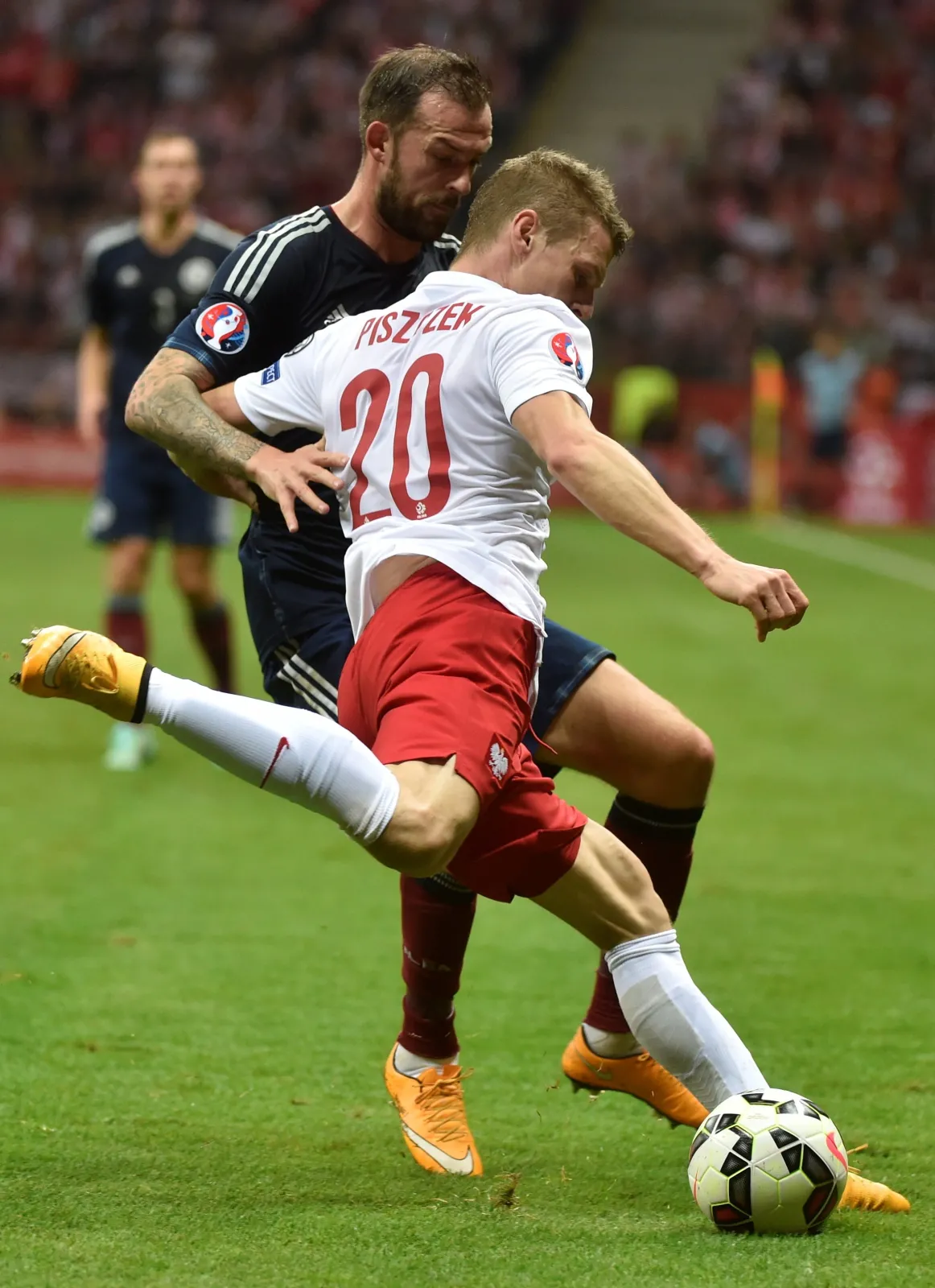 6941587-lukasz-piszczek-walczy-o-pilke.jpg