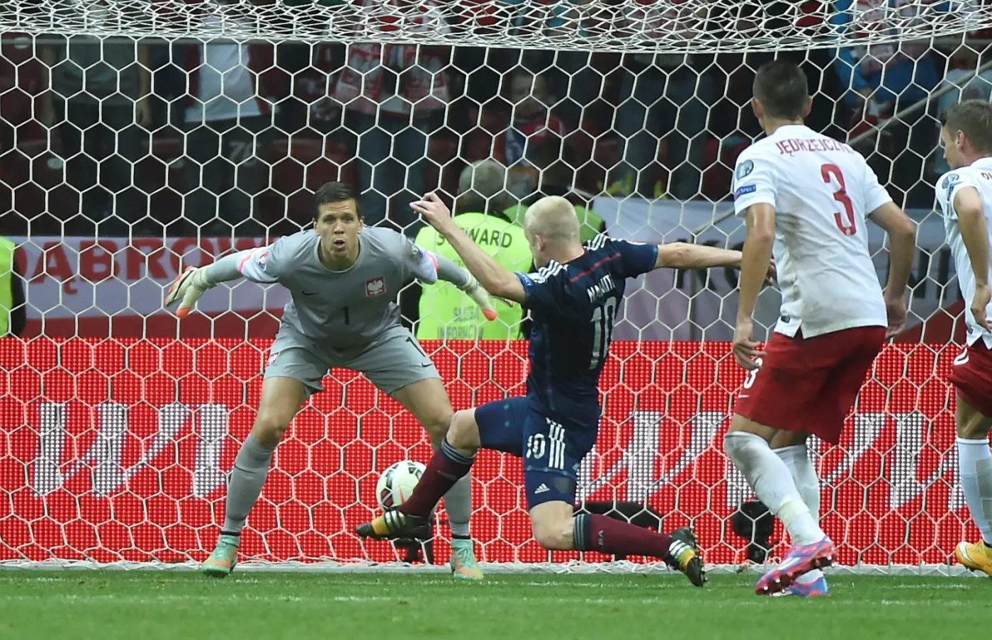 6941892-wojciech-szczesny-w-meczu-polska.jpg