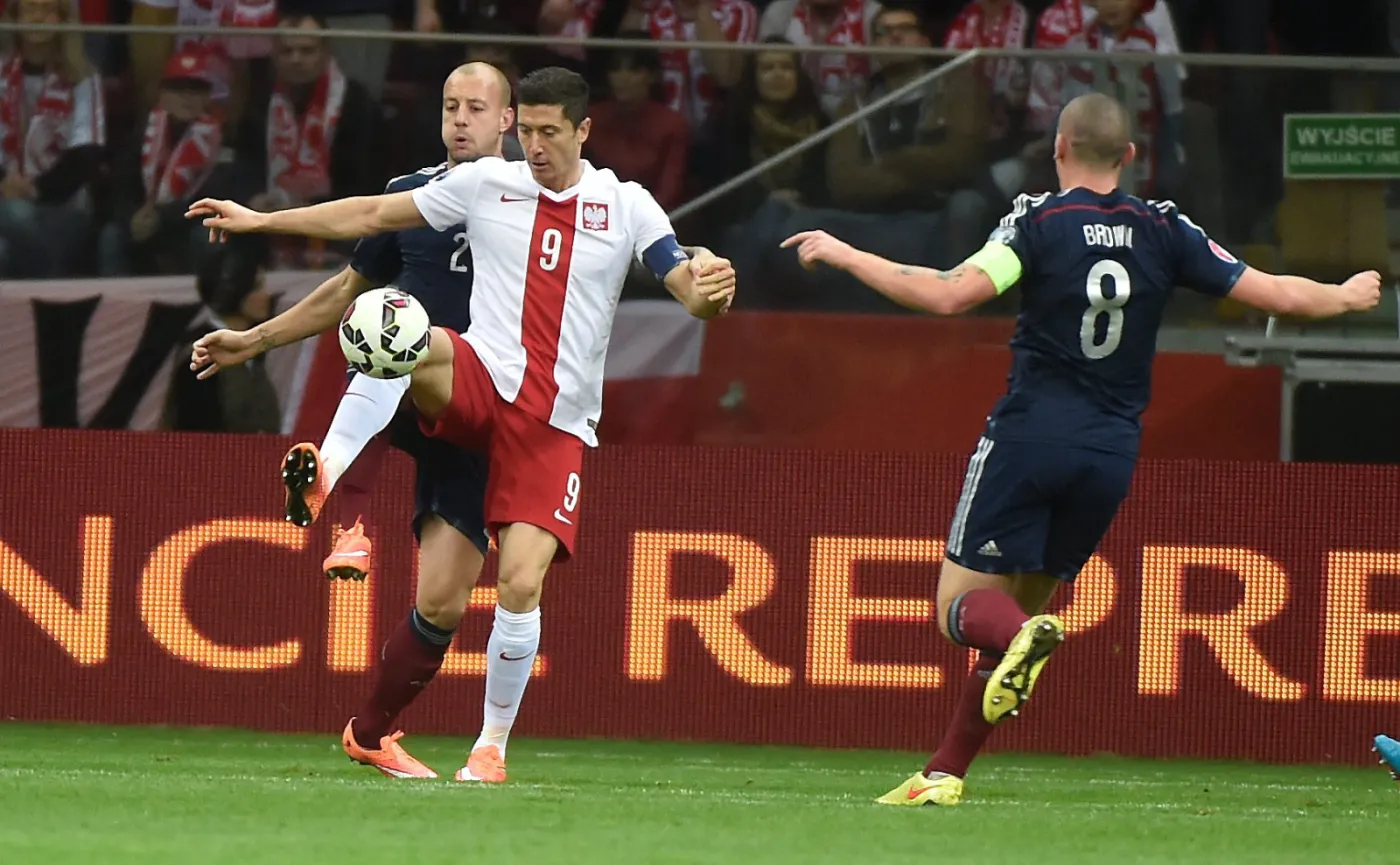 6941328-robert-lewandowski-walczy-o-pilke.jpg