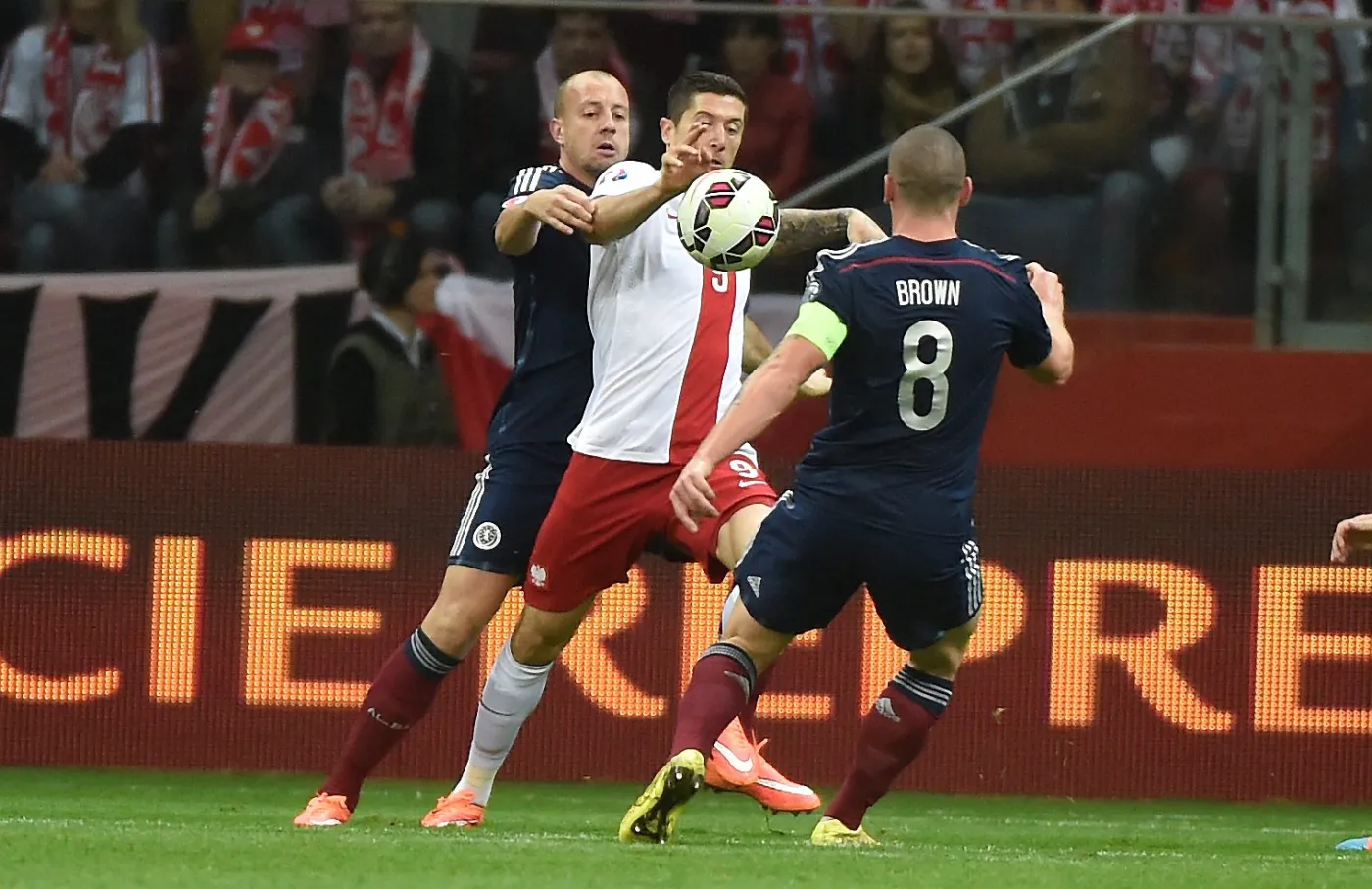 6941357-robert-lewandowski-walczy-o-pilke.jpg