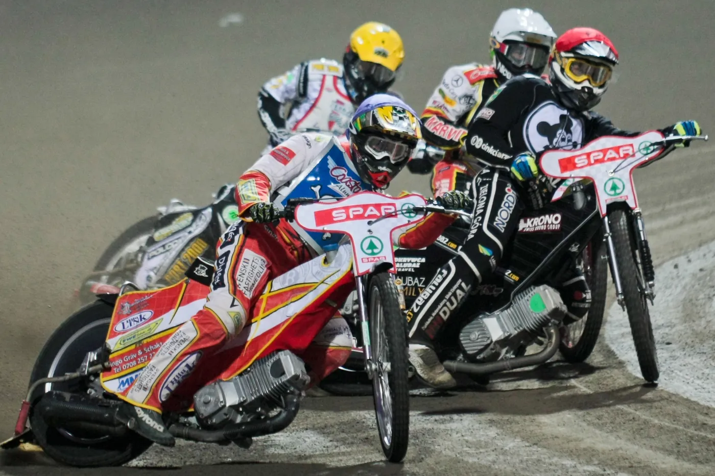 W jednym z biegów jadą: Jarosław Hampel (kask czerwony) miejscowego SPAR-u Falubazu, Grzegorz Walasek (niebieski) z Poole Pirates, Grzegorz Zengota (żółty) z Esbjerg Motorsport i Piotr Pawlicki (biały) z Piraterna Motala w turnieju Ligi Mistrzów FIM na żużlu w Zielonej Górze