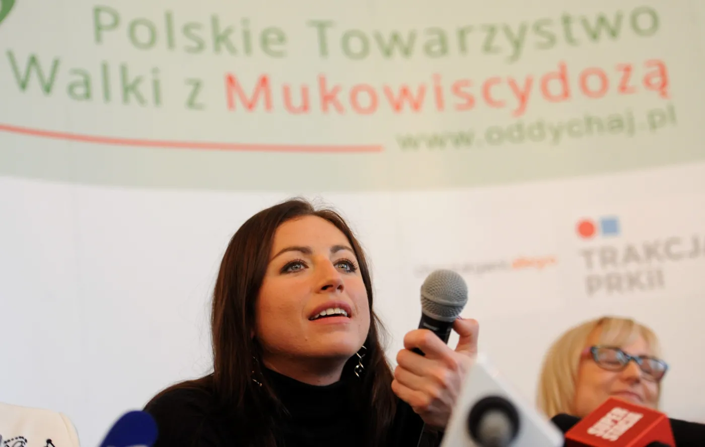 6961291-justyna-kowalczyk-pomaga-dzieciom.jpg