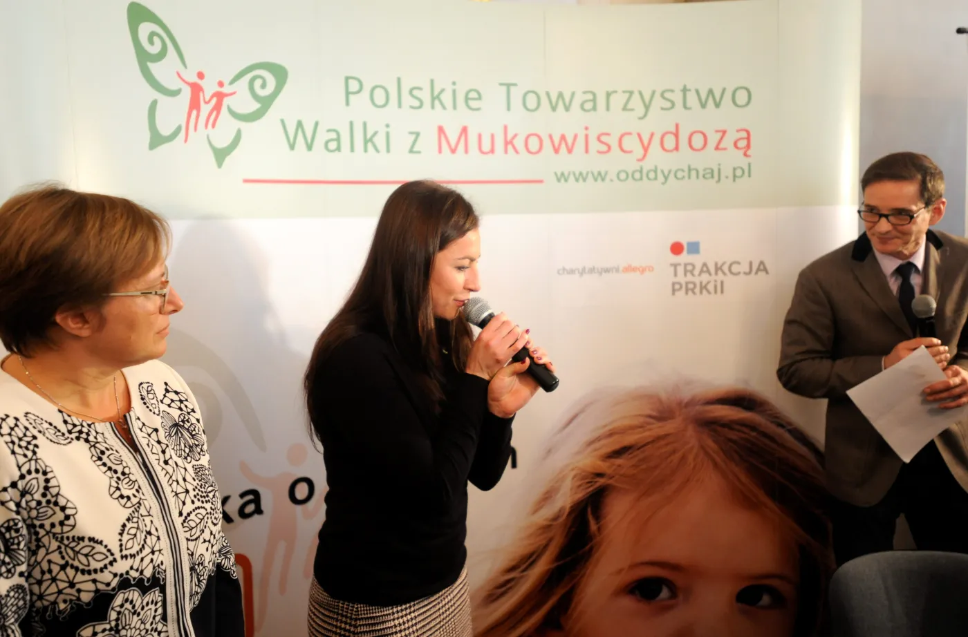 6961349-justyna-kowalczyk-pomaga-dzieciom.jpg