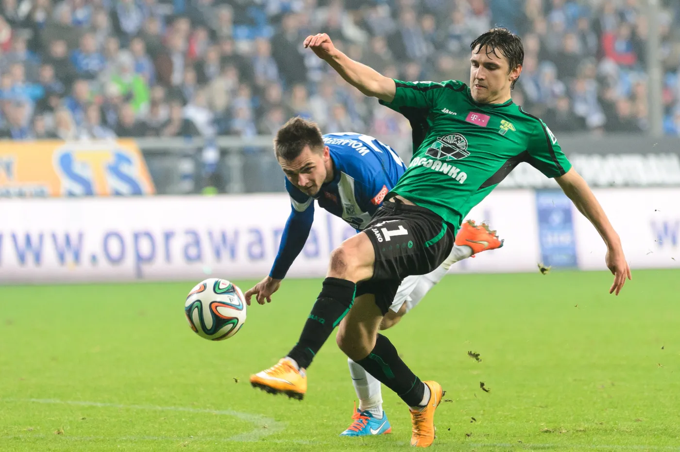 Zawodnik KKS Lech Poznań Hubert Wołąkiewicz (L) i Fedor Cernych (P) z Górnika Łęczna w akcji przy piłce podczas meczu piłkarskiej T-Mobile Ekstraklasy