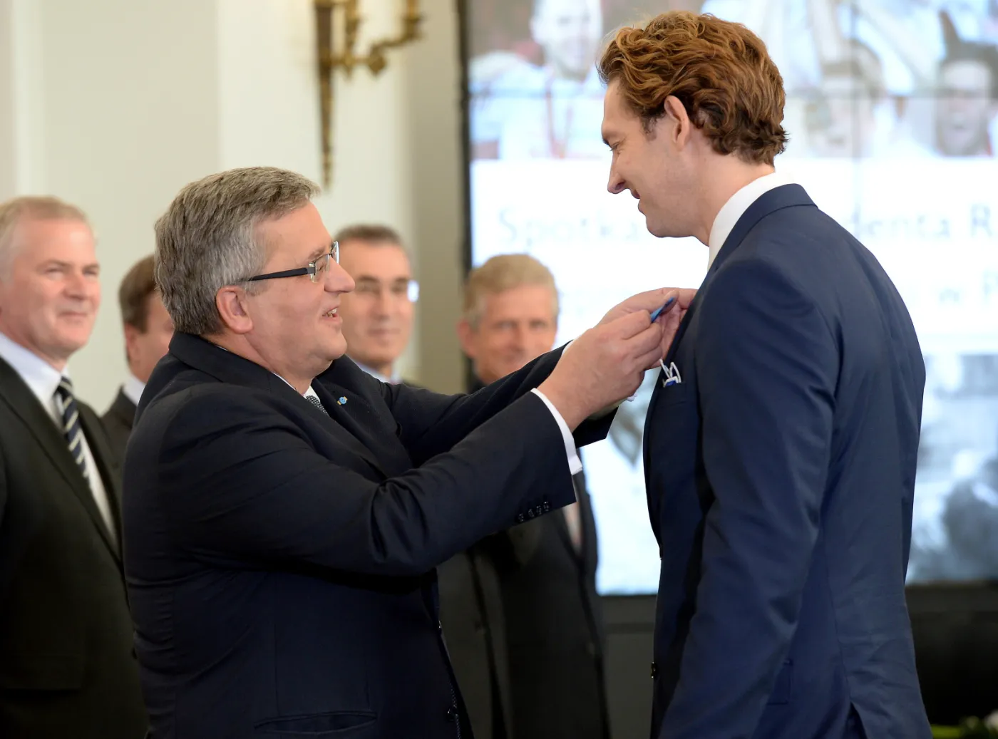 Prezydent Bronisław Komorowski odznacza Krzyżem Kawalerskim Odreru Zasługi RP trenera reprezentacji Polski Stephane'a Antigę 