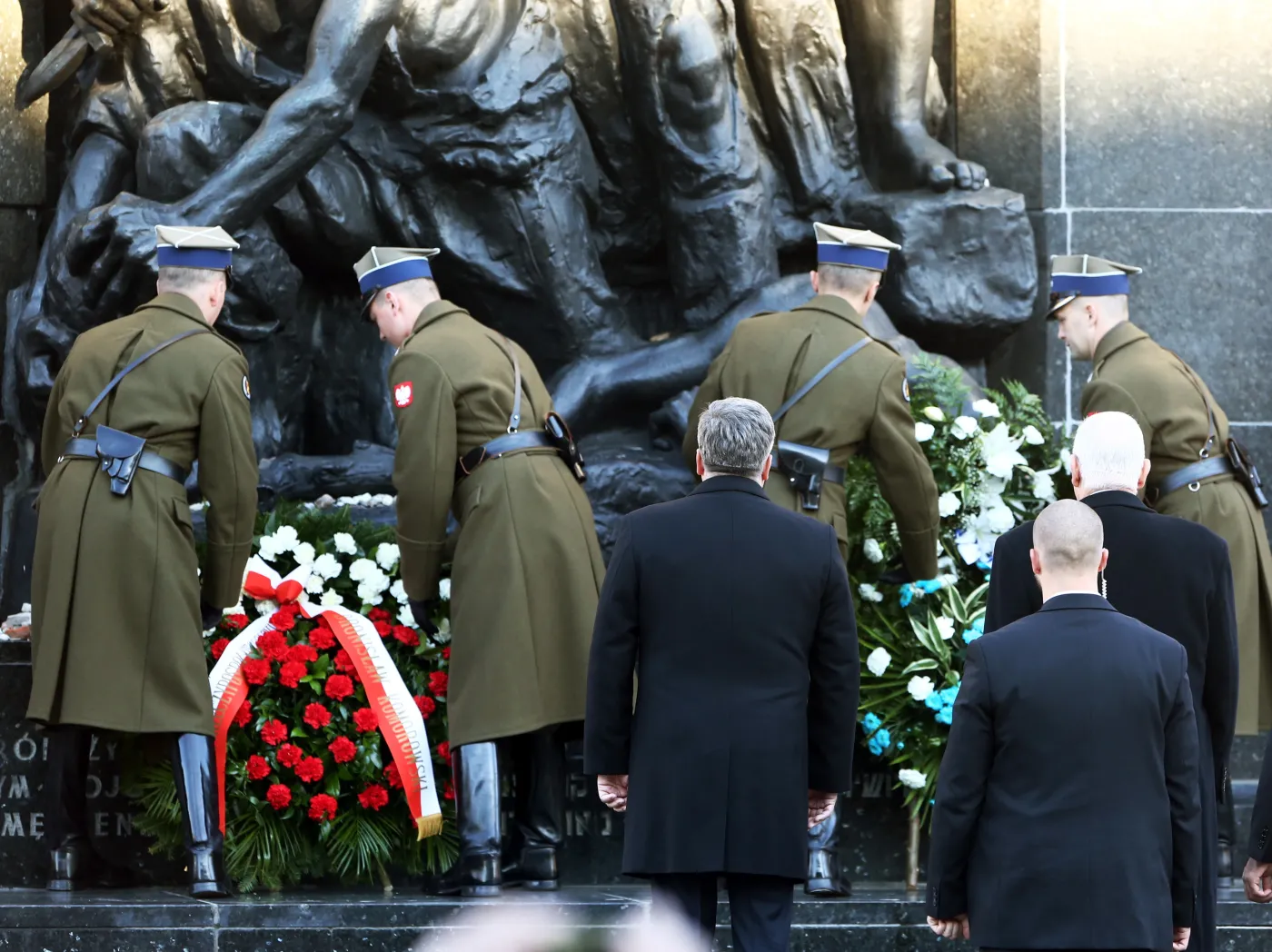 6995572-kwiaty-pod-pomnikiem-przy-muzeum.jpg