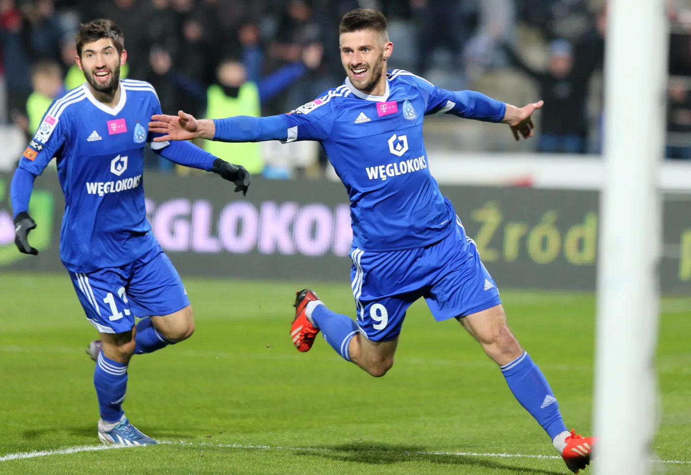 Zawodnik Ruchu Chorzów Grzgorz Kuświk (z przodu) walczy o piłkę z Michałem Kojem z Pogoni Szczecin