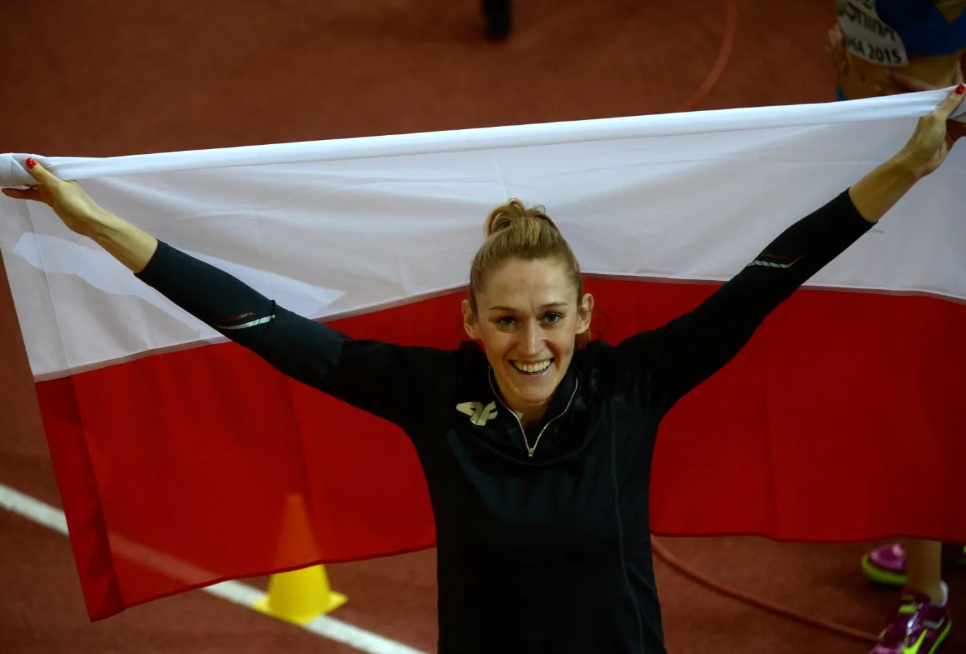 Polka Kamila Lićwinko cieszy się z brązowego medalu w skoku wzwyż podczas halowych mistrzostw Europy w lekkiej atletyce w Pradze