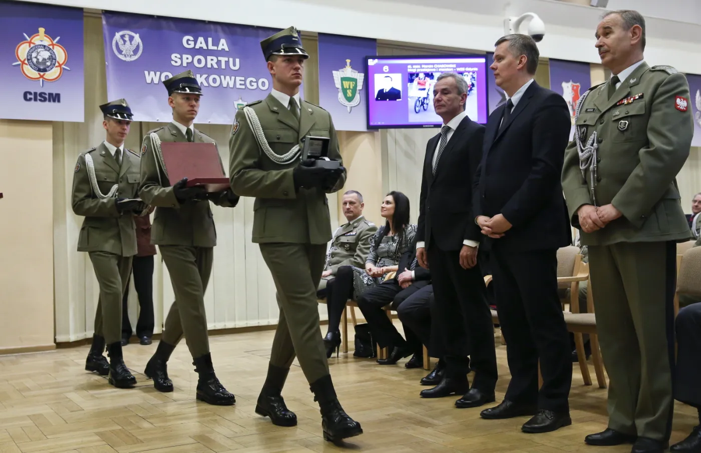 Szef Sztabu Generalnego WP gen. broni Mieczysław Gocuł, minister obrony narodowej Tomasz Siemoniak i minister sportu i turystyki Andrzej Biernat podczas Gali Sportu Wojskowego podsumowującej działalnośc sportową w Siłach Zbrojnych RP w roku 2014
