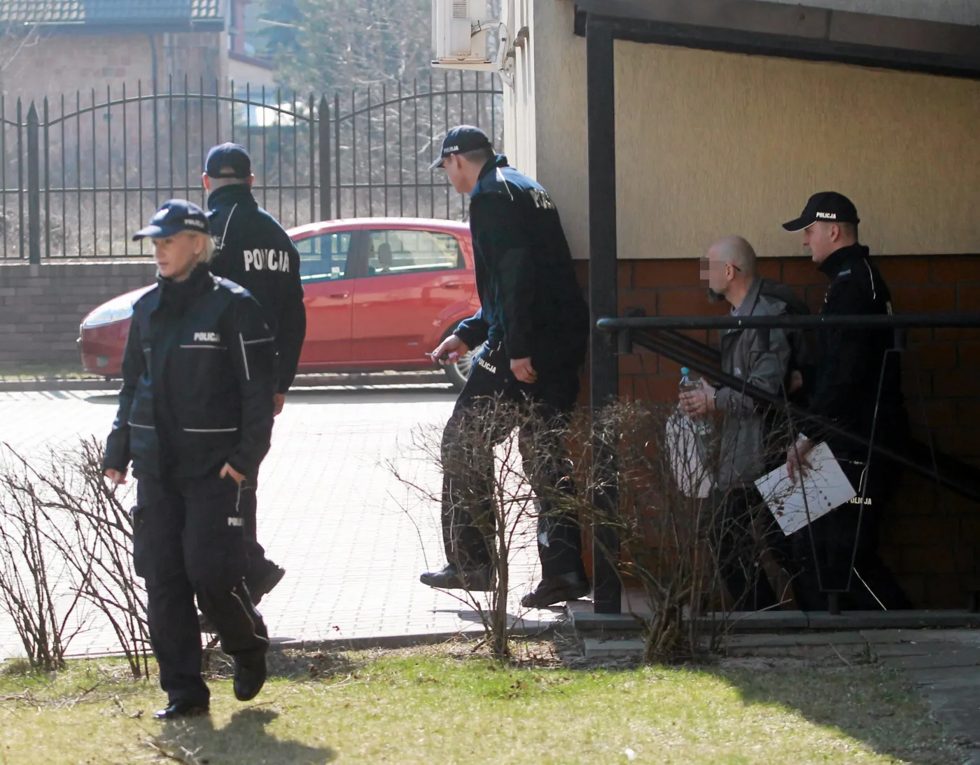 Oskarżony o pedofilię były ksiądz Wojciech G. w eskorcie policji wychodzi z sądu w Wołominie