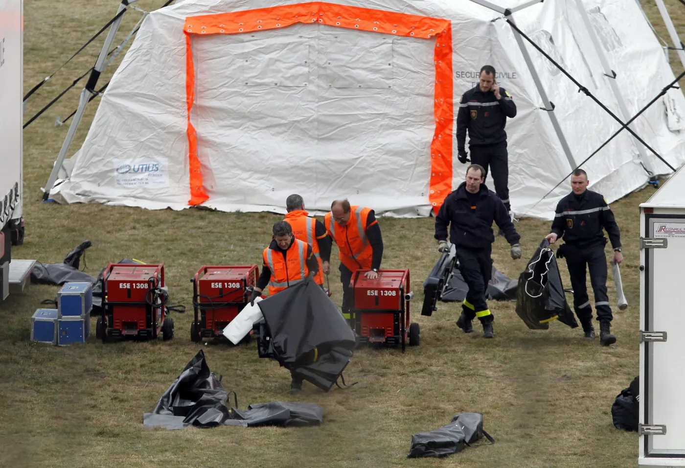 Hollande i Merkel na miejscu katastrofy samolotu Germanwings