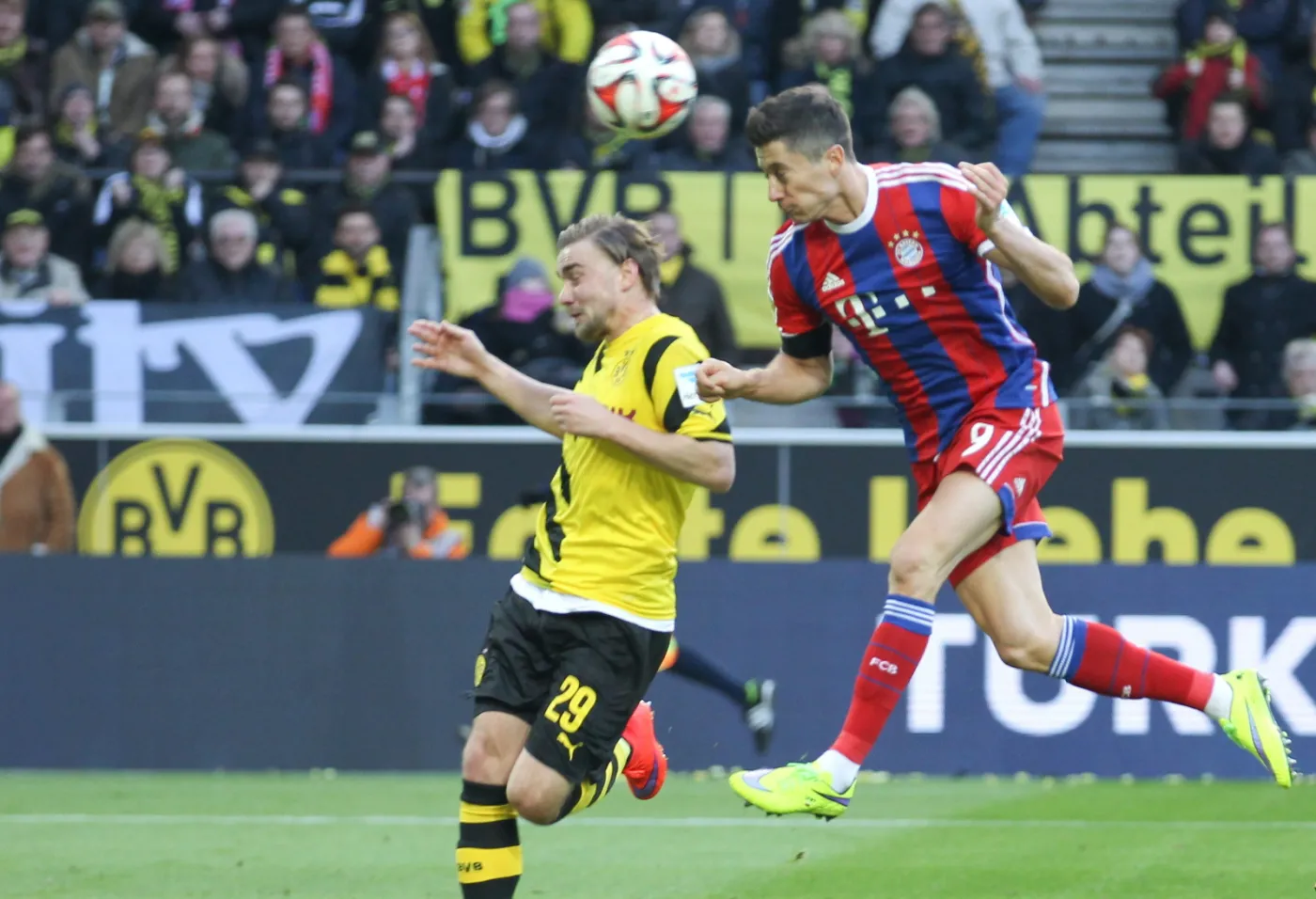 Robert Lewandowski strzela gola dla Bayernu