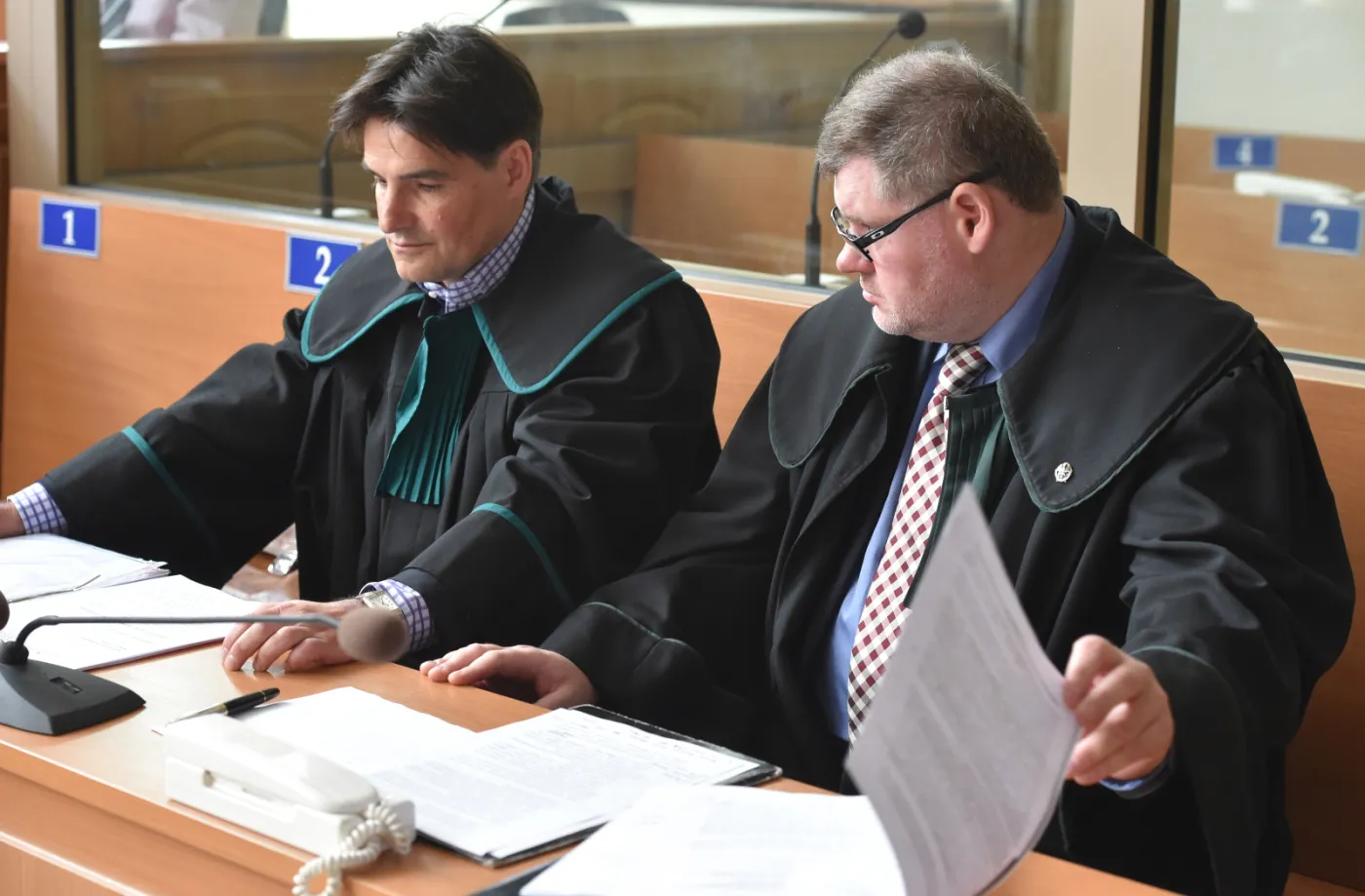 Obrońcy Jerzy Stachowicz i Jan Olszewski, podczas drugiego posiedzenia w sprawie wniosku o ekstradycję reżysera Romana Polańskiego do USA