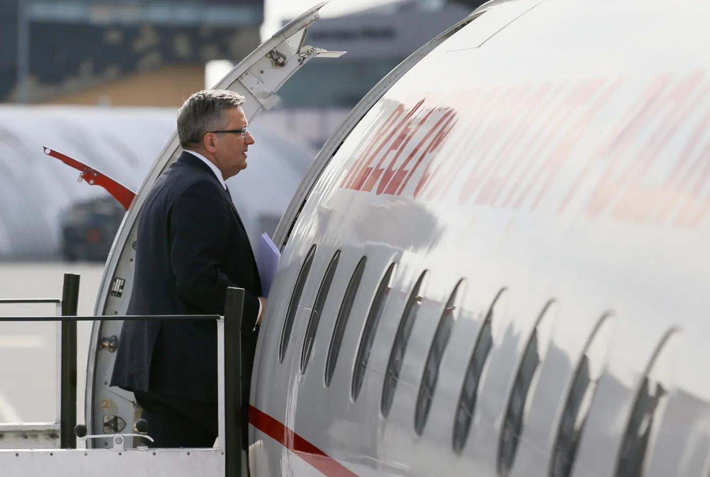 Bronisław Komorowski wsiada do samolotu