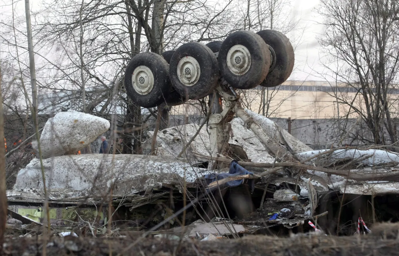 Na zdjęciu archiwalnym z 11.04.2010 r. wrak prezydenckiego samolotu Tu-154 na miejscu katastrofy w Smoleńsku