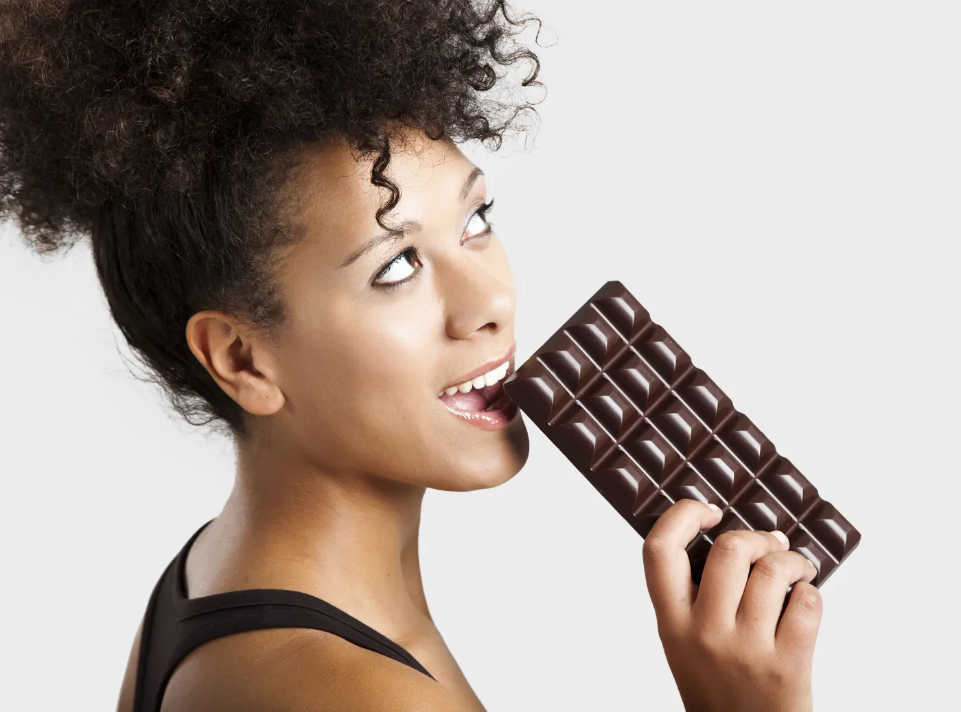 czekolada kobieta je czekoladę