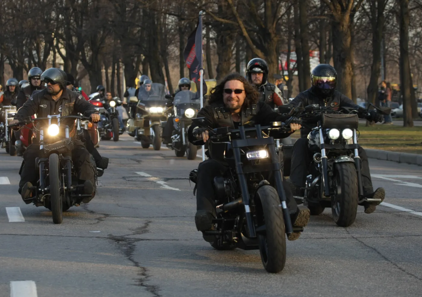 7652672-przejazd-nocnych-wilkow-na-czele.jpg