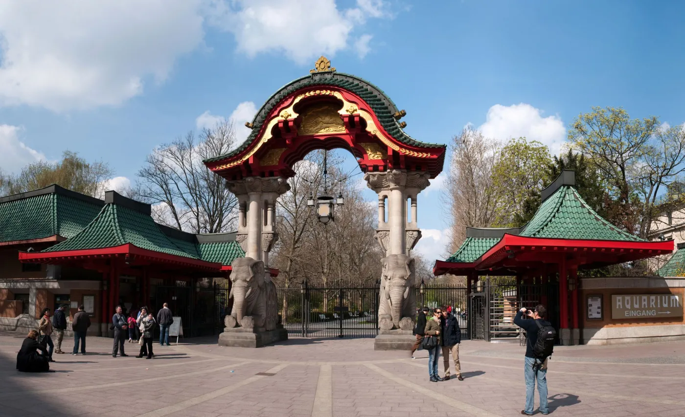 7705926-wejscie-do-ogrodu-zoologicznego.jpg