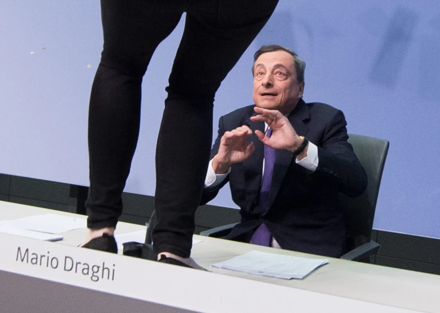 Mario Draghi, szef Europejskiego Banku Centralnego, zaatakowany na konferencji