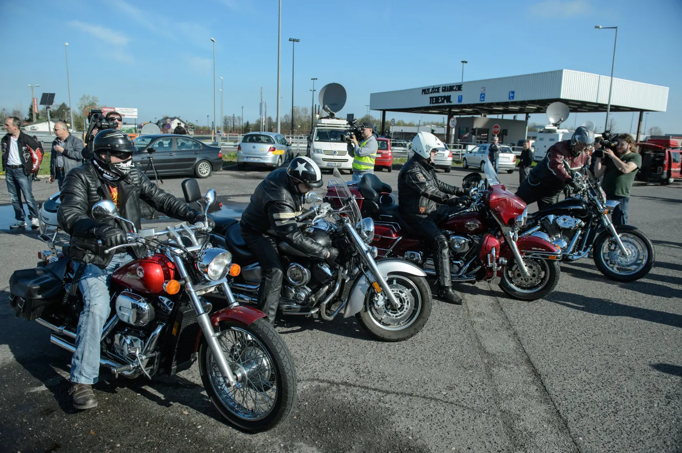 Polscy motocykliści na przejściu w Terespolu