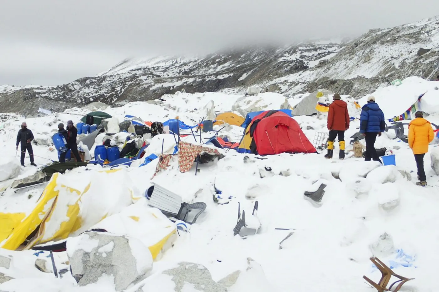 Zniszczona baza w drodze na Mount Everest