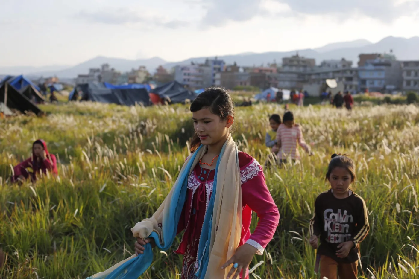 Dzieci w okolicach lotniska w Katmandu