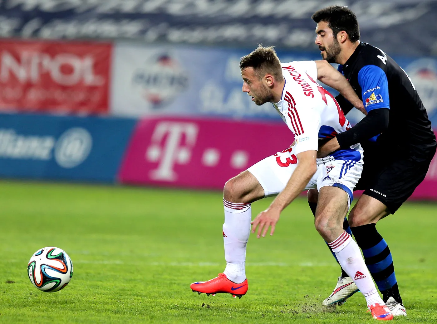 Zawodnik Górnika Zabrze Szymon Skrzypczak (L) walczy o piłkę z Andre Micaelem (P) z Zawiszy Bydgoszcz podczas meczu polskiej Ekstraklasy