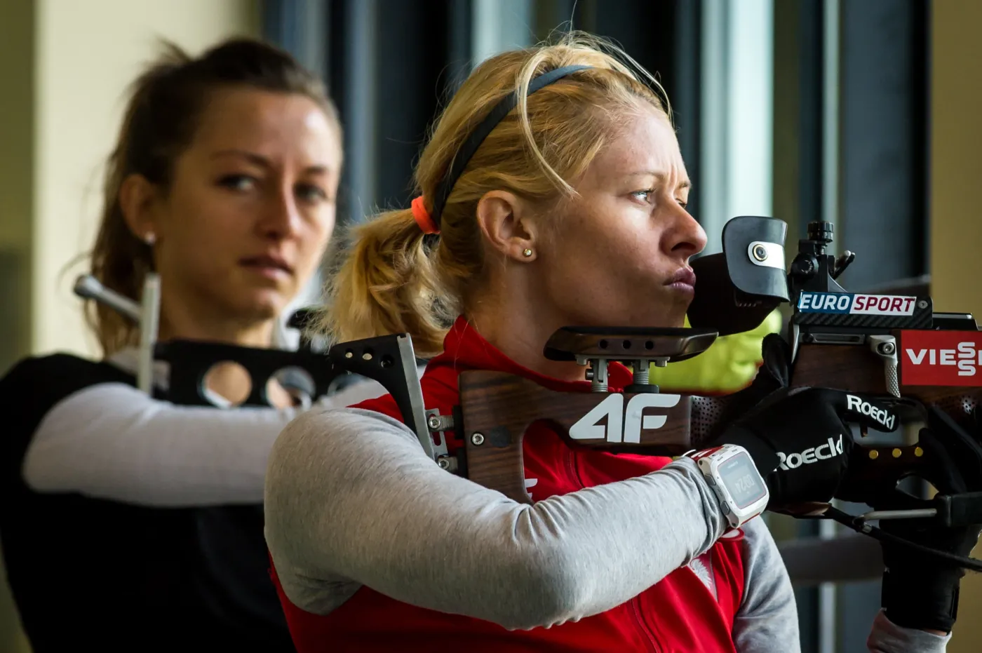 Biathlonowa reprezentacja Polski rozpoczęła pierwsze zgrupowanie przed sezonem 2015/2016. Zawodniczki Monika Hojnisz (L) i Weronika Nowakowska-Ziemniak (P) podczas zajęć na strzelnicy CWZS Zawiszy Bydgoszcz