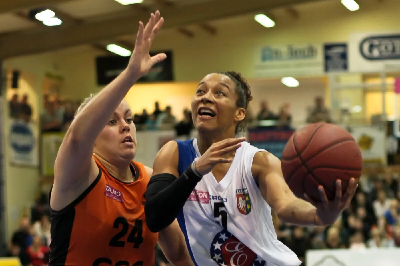 Shraenee Zoll (P) z KSSSE AZS PWSZ oraz Helena Sverrisdottir (L) z CCC Polkowice przy piłce podczas meczu Tauron Basket Ligi