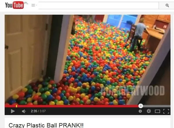 Zrobił żonie kawał i wypełnił dom kolorowymi kulkami [WIDEO]