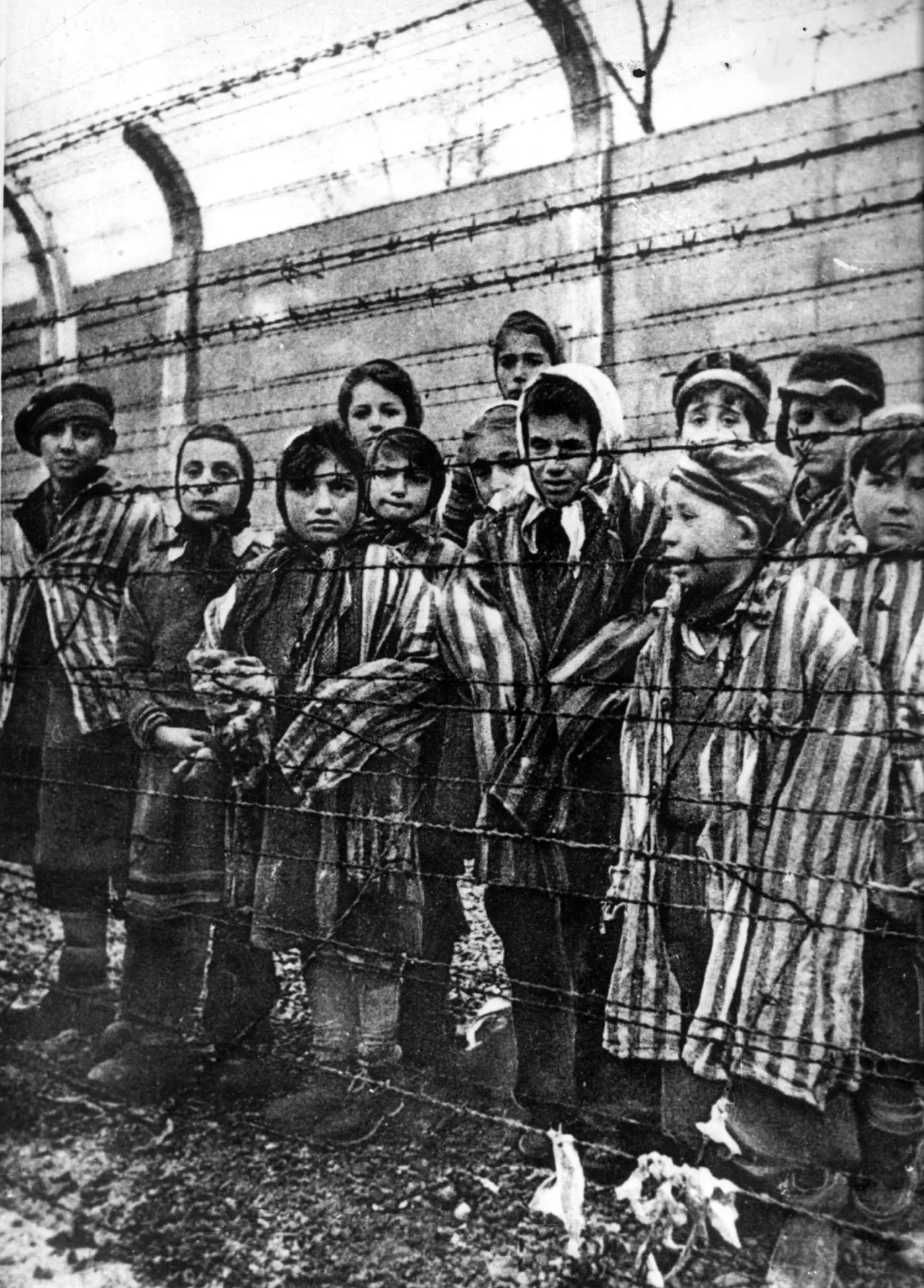 Dzieci - więźniowie KL Auschwitz wyzwolone z obozu przez Armię Czerwoną 27 stycznia 1945 roku