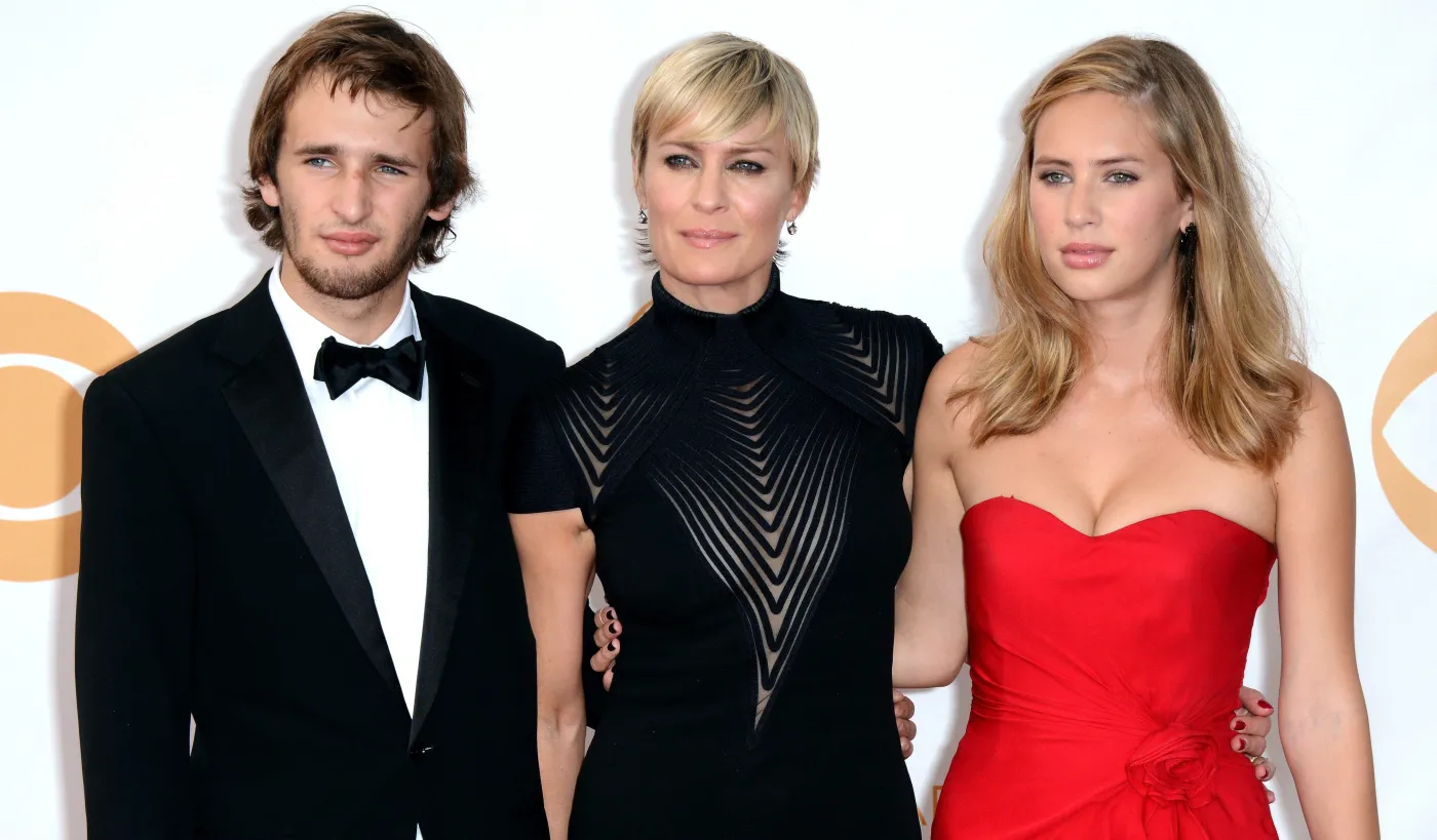 7357209-dylan-penn-z-mama-robin-wright.jpg