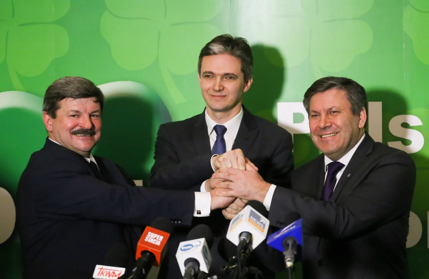 Kandydat PSL na prezydenta Adam Jarubas (C), przewodniczący RN PSL Jarosław Kalinowski (L) i prezes PSL, wicepremier i minister gospodarki Janusz Piechociński (P)