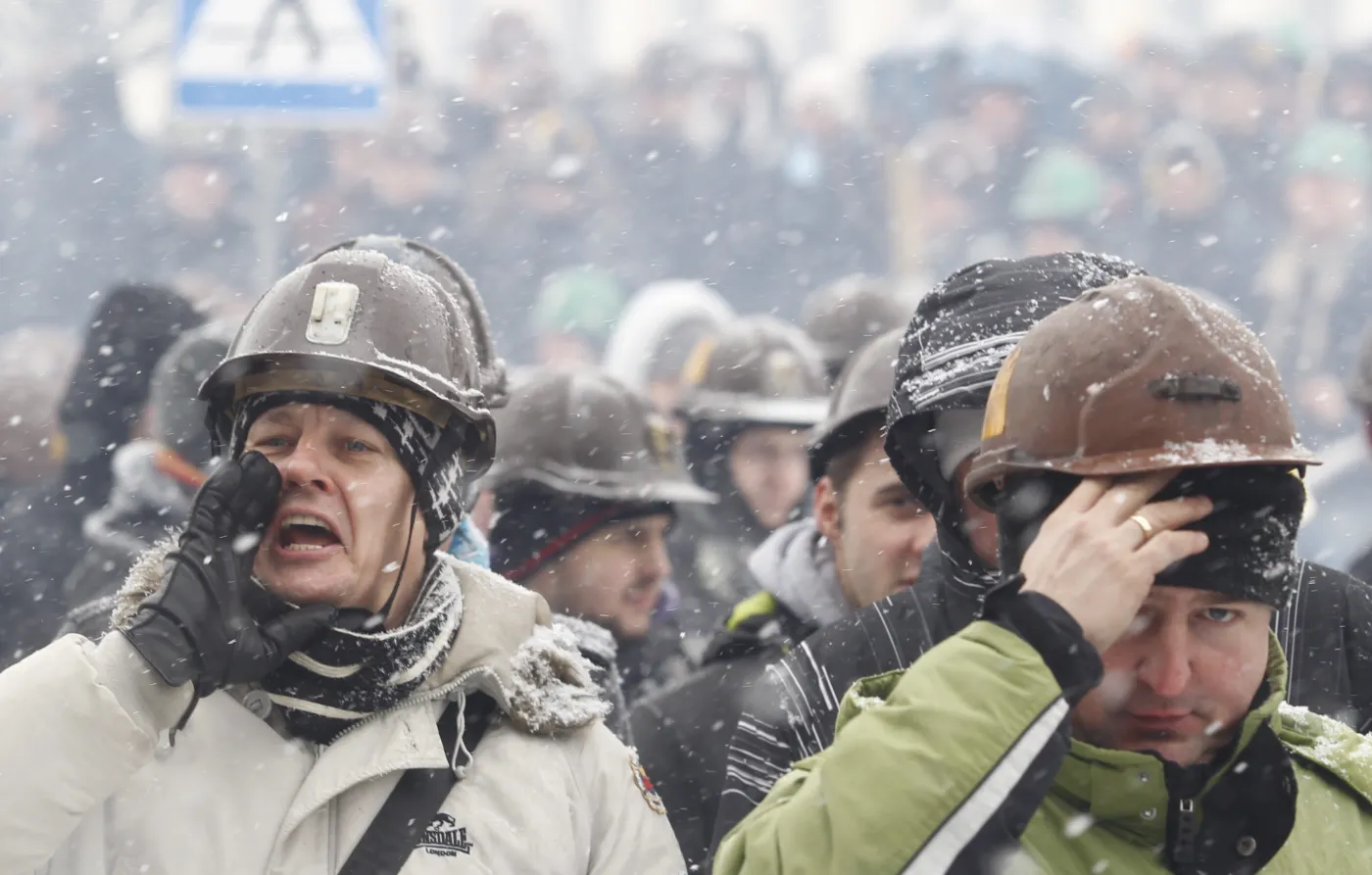 7404221-wielkie-protesty-przed-siedziba.jpg