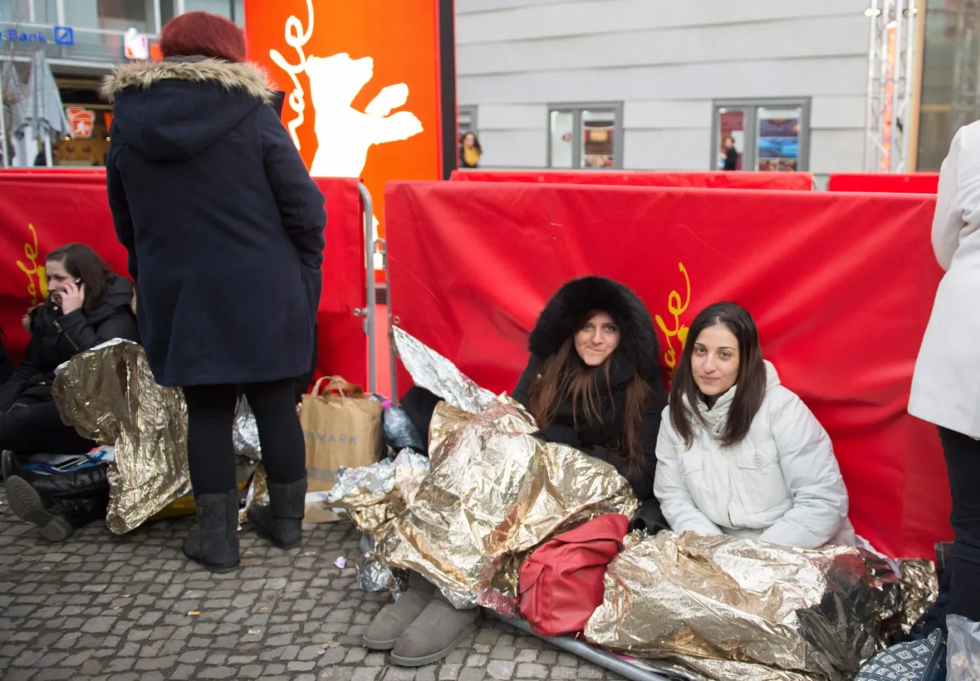 7414642-fani-oczekujacy-na-premiere-filmu.jpg