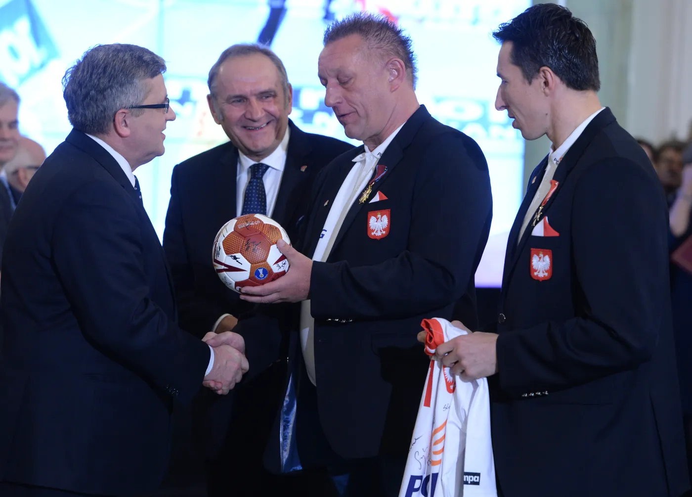 Prezydent Bronisław Komorowski odznaczył polskich piłkarzy ręcznych. ZDJĘCIA