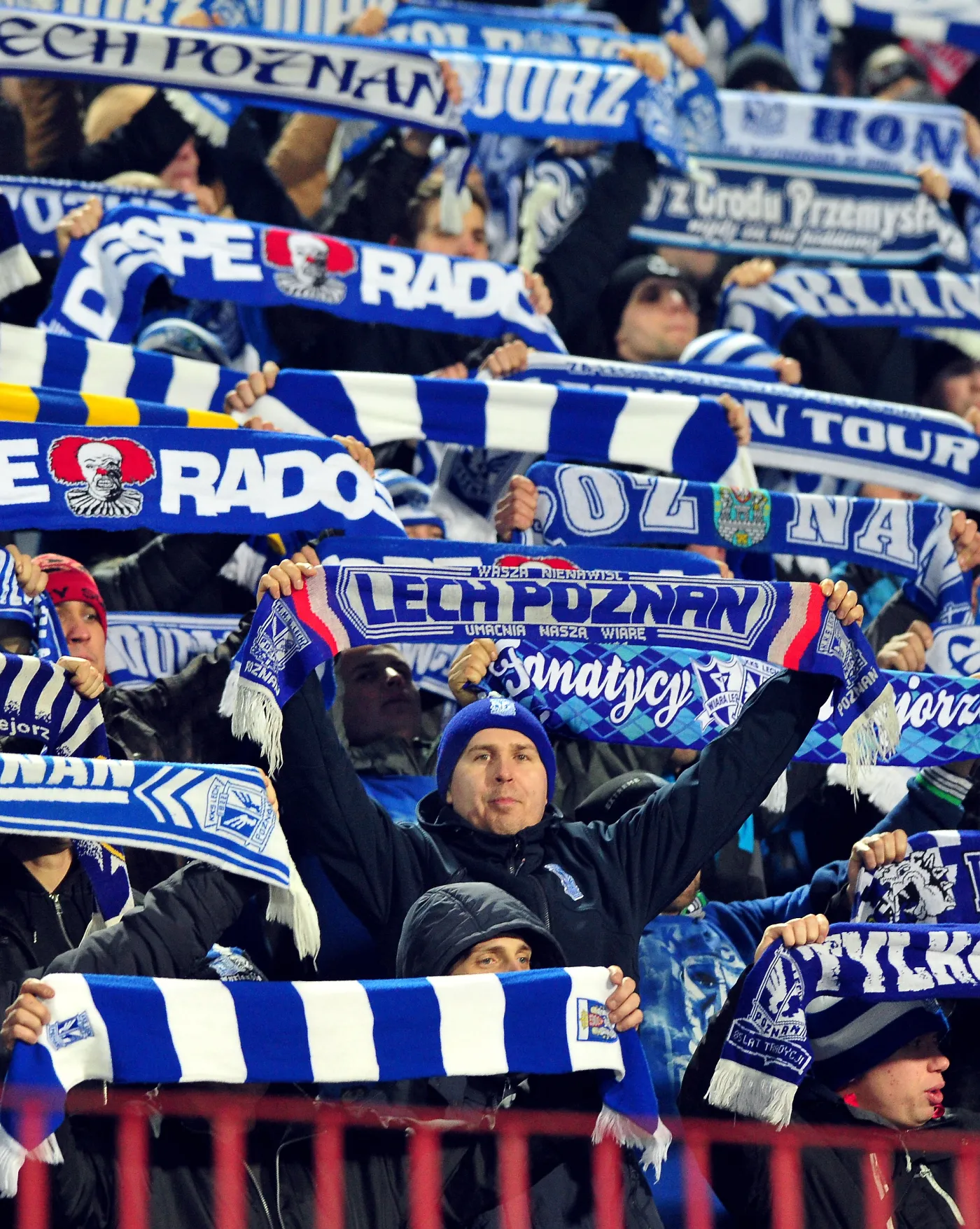 7428491-kibice-lecha-poznan-podczas-meczu.jpg