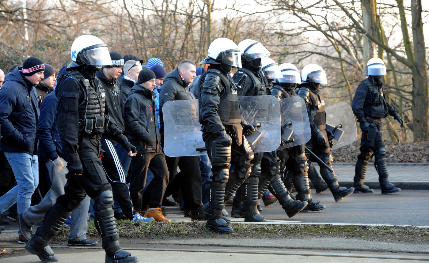 7428288-policja-eskortuje-kibicow-lecha.jpg