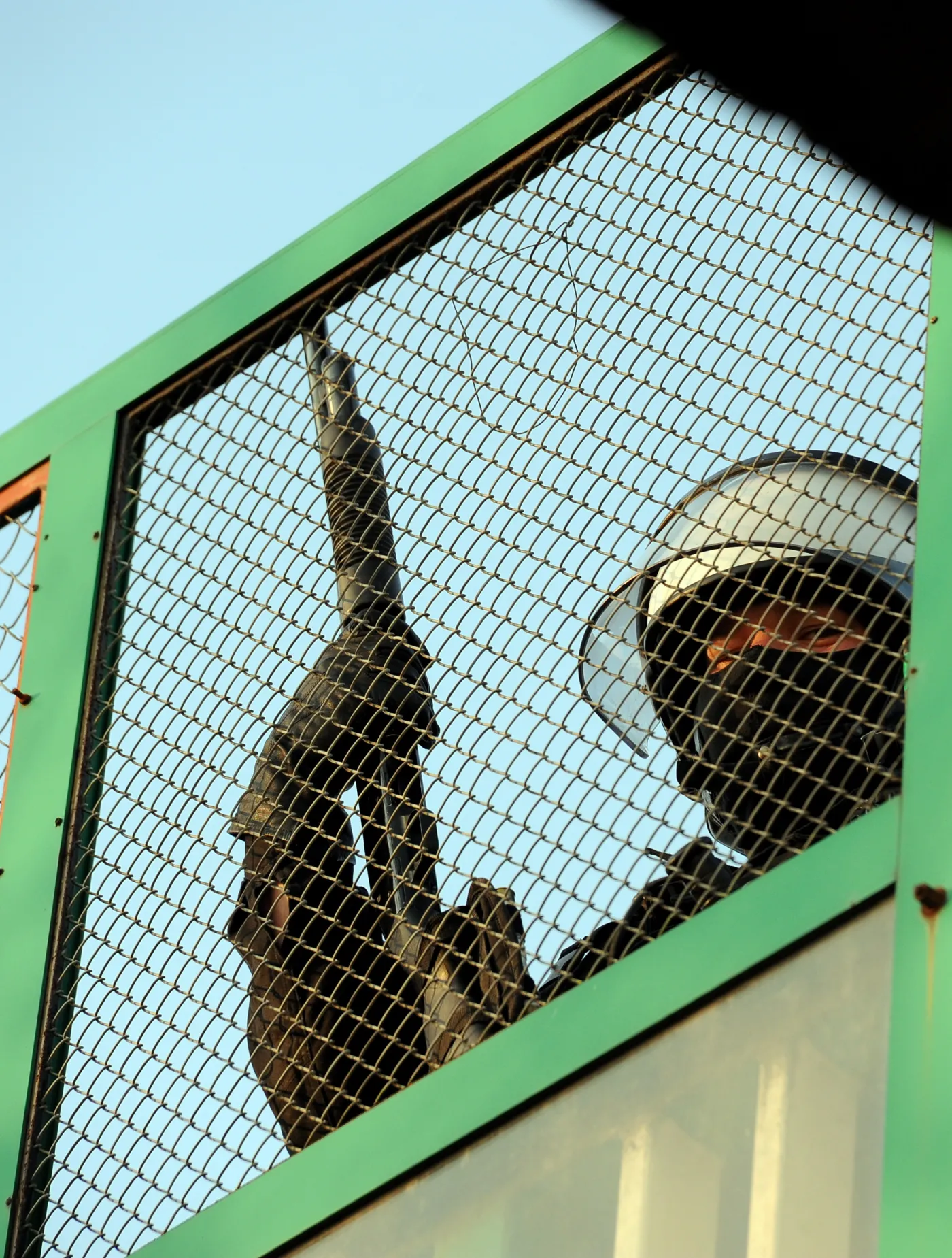 7428317-policjant-czeka-na-kibicow-lecha.jpg