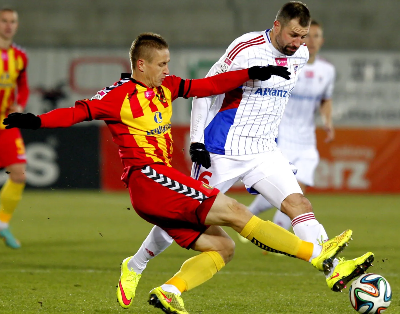 Zawodnik Górnika Zabrze Radosław Sobolewski (P) walczy o piłkę z Vlastimirem Jovanovićem (L) z Korony Kielce podczas meczu piłkarskiej T-Mobile Ekstraklasy