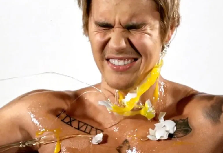 Justin Bieber obrzucony jajkami